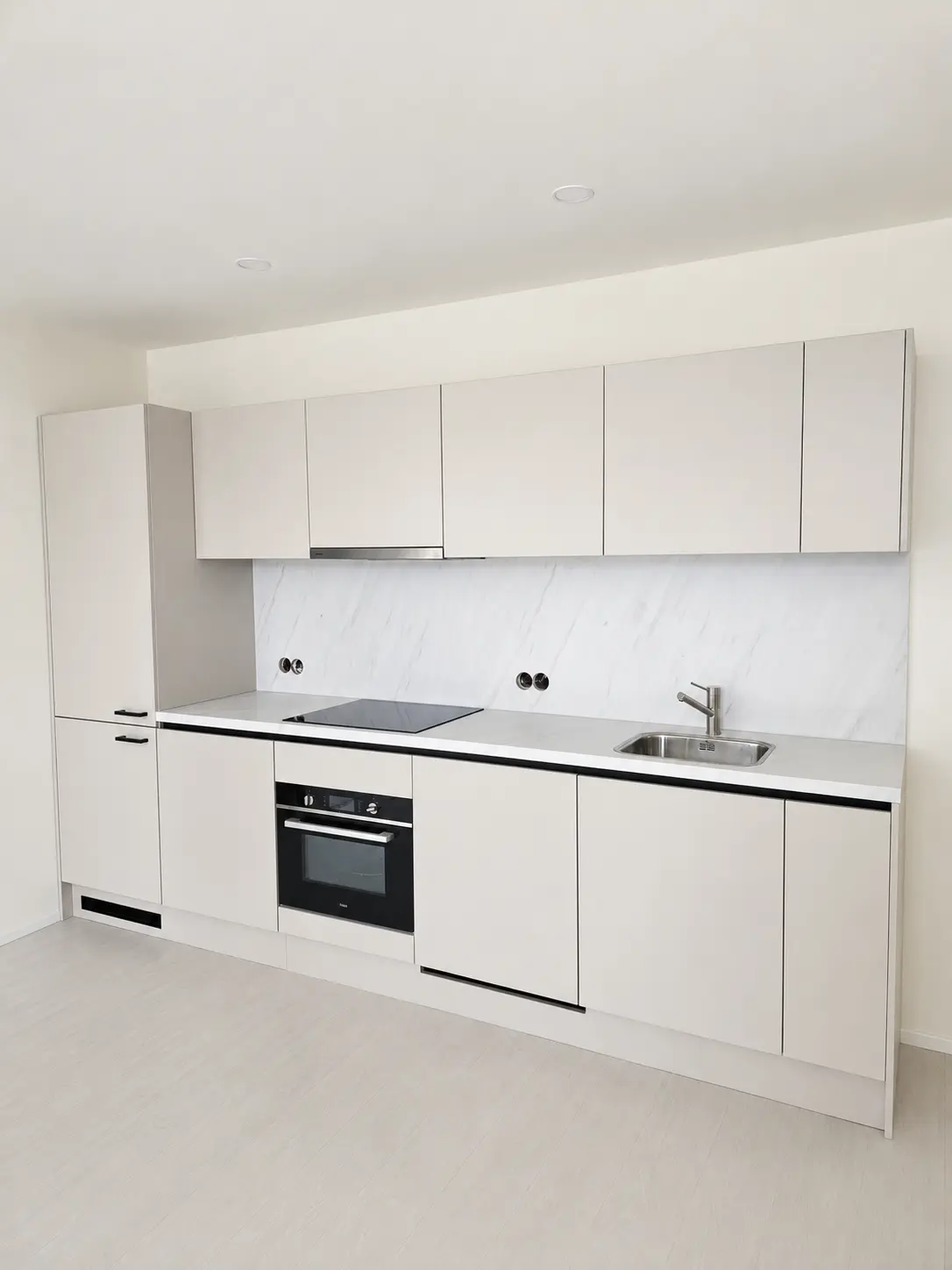 Minimalistische witte keuken