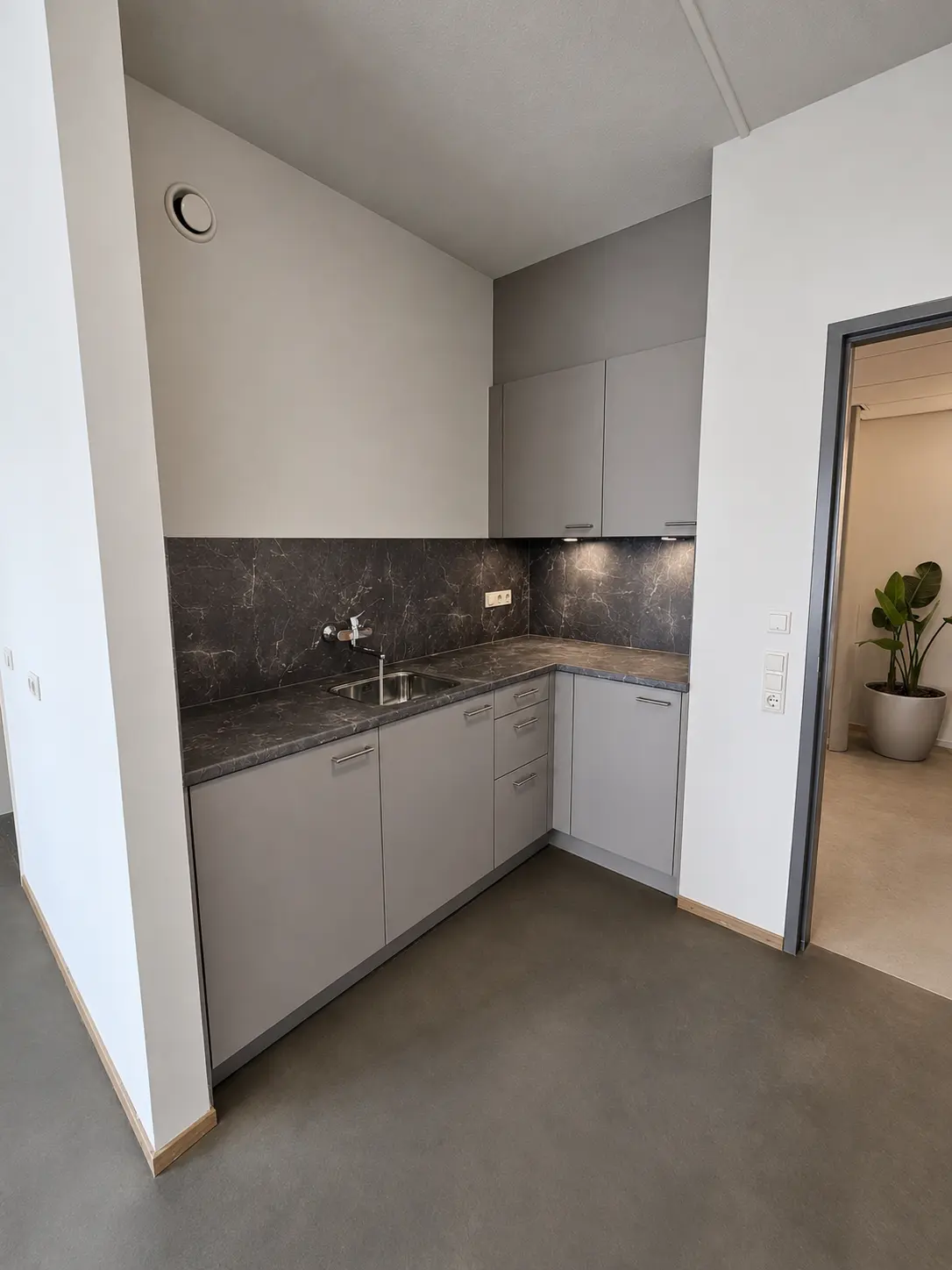 Compacte grijze pantry