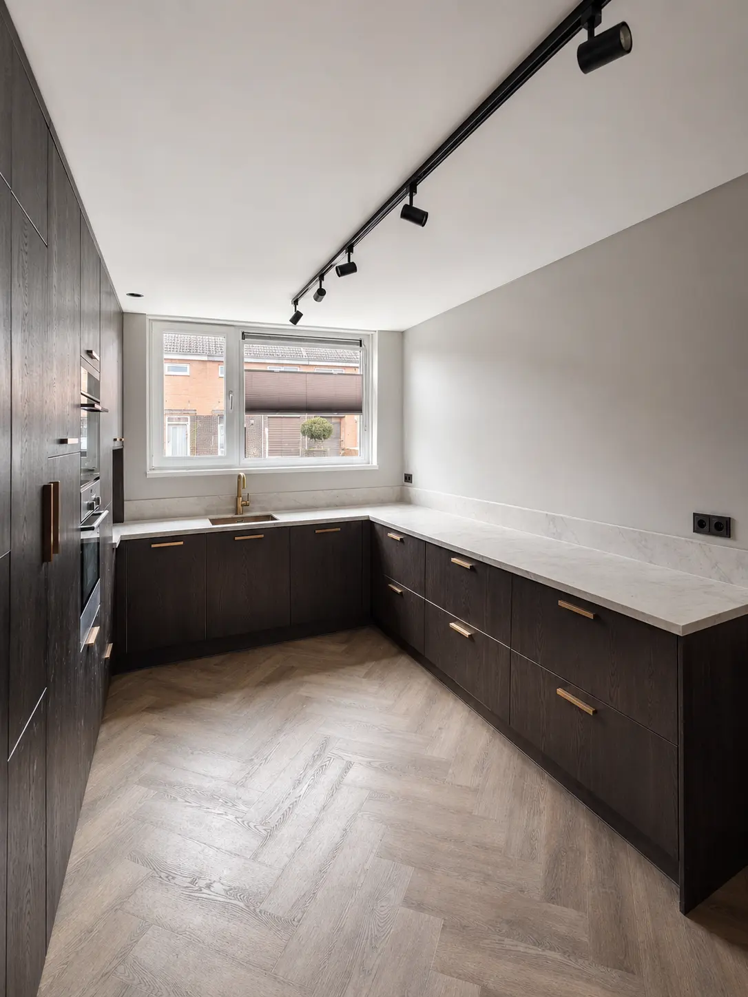 Premium keuken in donker hout met messing details